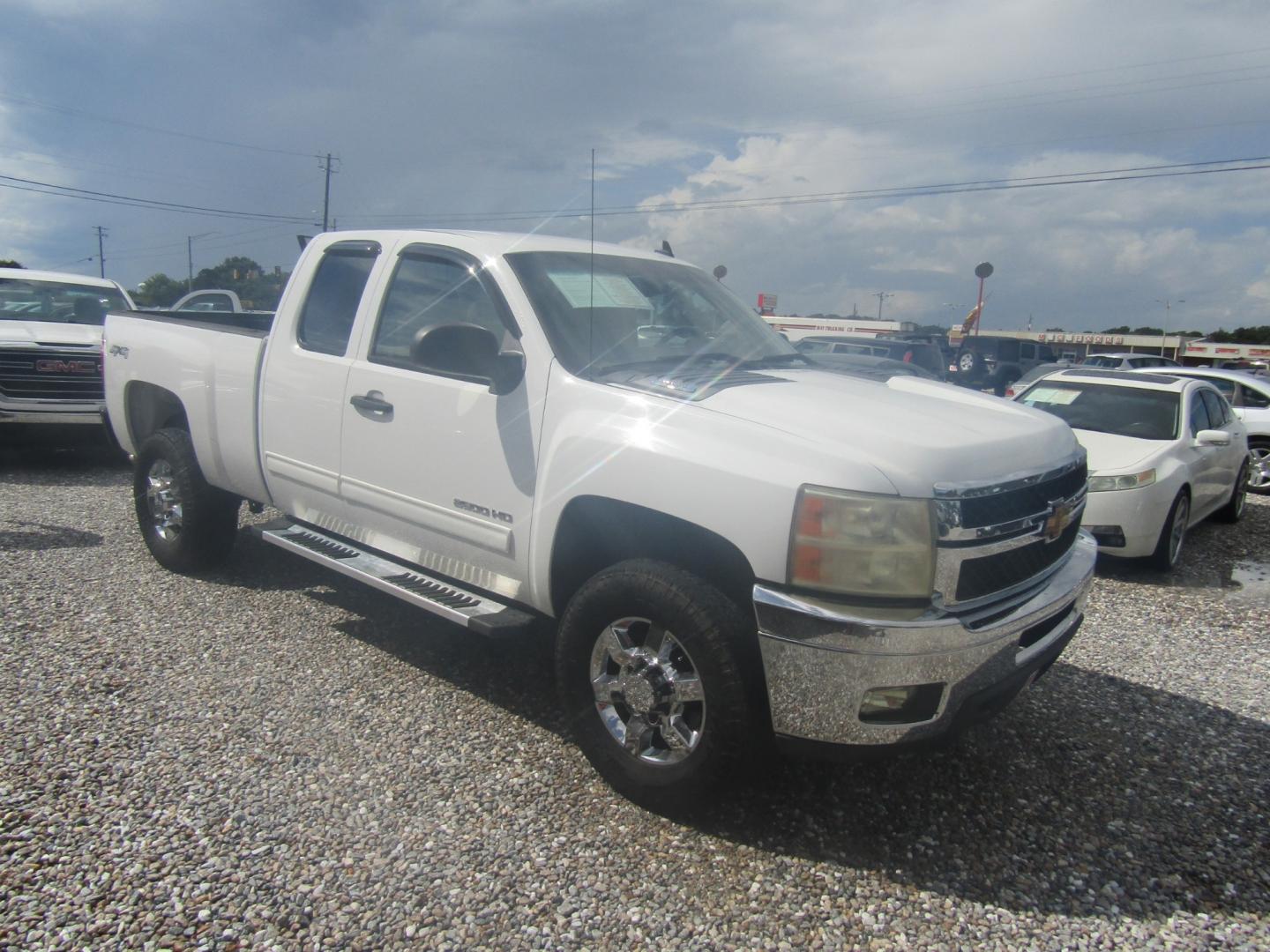 2013 White /Tan Chevrolet Silverado 2500HD LT Ext. Cab 4WD (1GC2KXCG3DZ) with an 6.0L V8 OHV 16V FFV engine, Automatic transmission, located at 15016 S Hwy 231, Midland City, AL, 36350, (334) 983-3001, 31.306210, -85.495277 - Photo#0